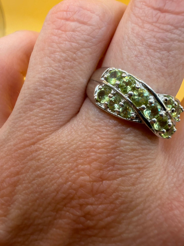 An incredibly beautiful 925 sterling silver ring with a peridot gemstone, UK size O~7