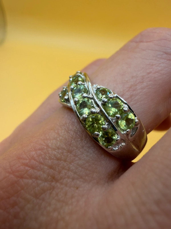 An incredibly beautiful 925 sterling silver ring with a peridot gemstone, UK size O~7
