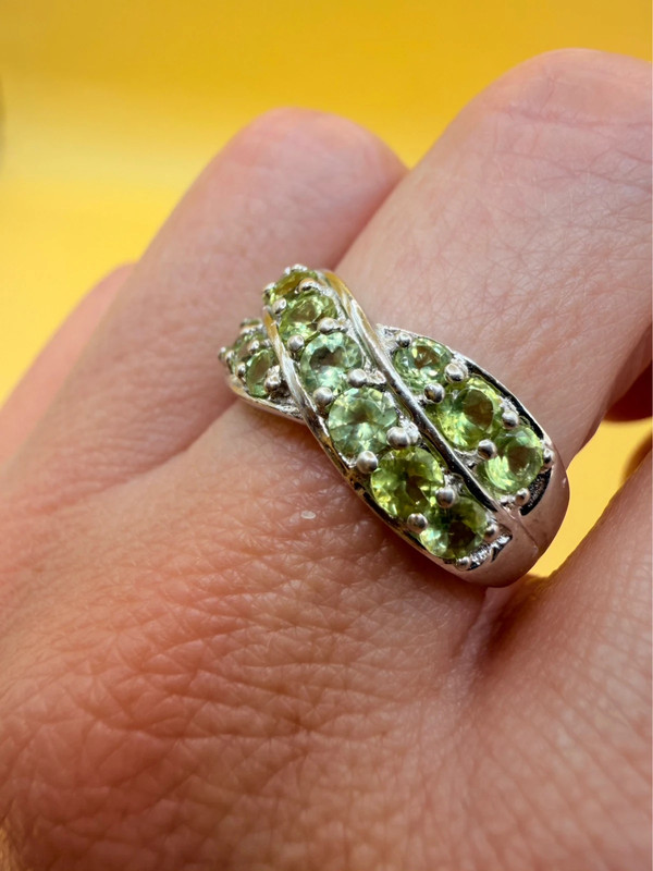 An incredibly beautiful 925 sterling silver ring with a peridot gemstone, UK size O~7