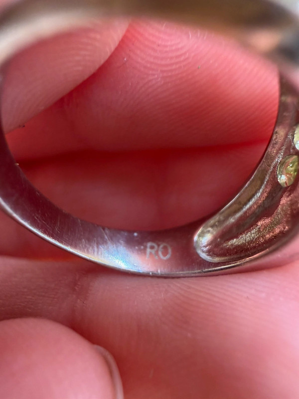 An incredibly beautiful 925 sterling silver ring with a peridot gemstone, UK size O~7