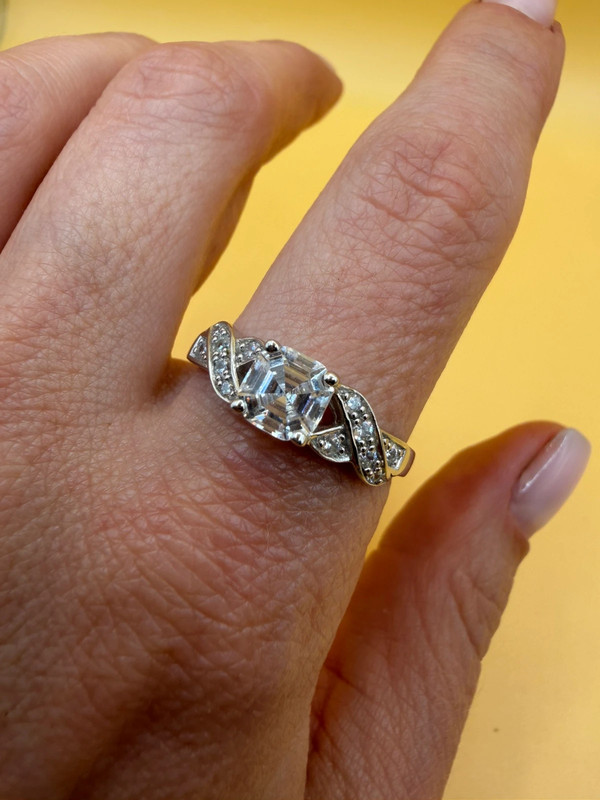 925 sterling silver ring, size V, set with cubic zirconia ~120