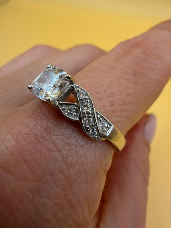 925 sterling silver ring, size V, set with cubic zirconia ~120