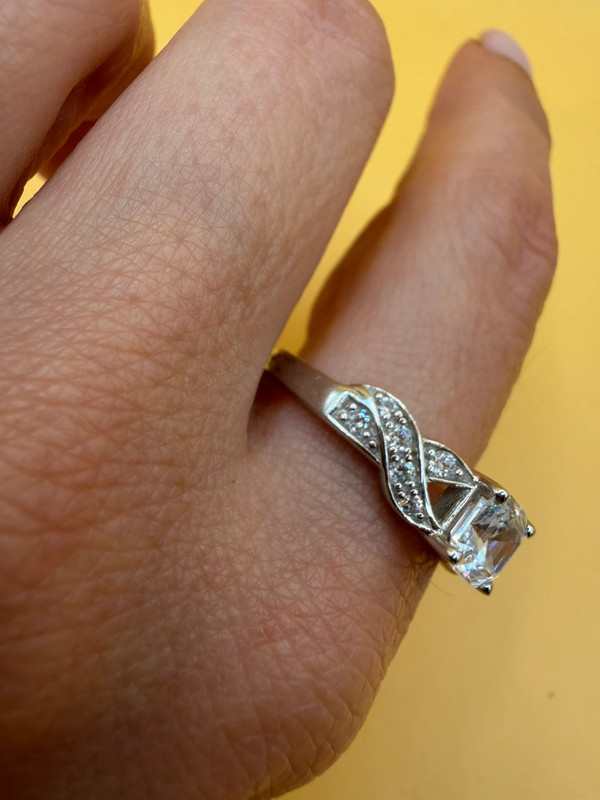 925 sterling silver ring, size V, set with cubic zirconia ~120