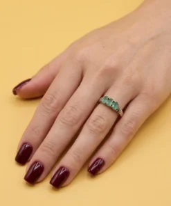 Luxury vintage sterling silver ring with emeralds and topazes. Size R~43