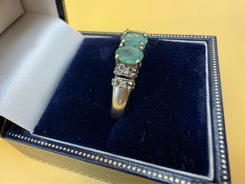 Luxury vintage sterling silver ring with emeralds and topazes. Size R~43