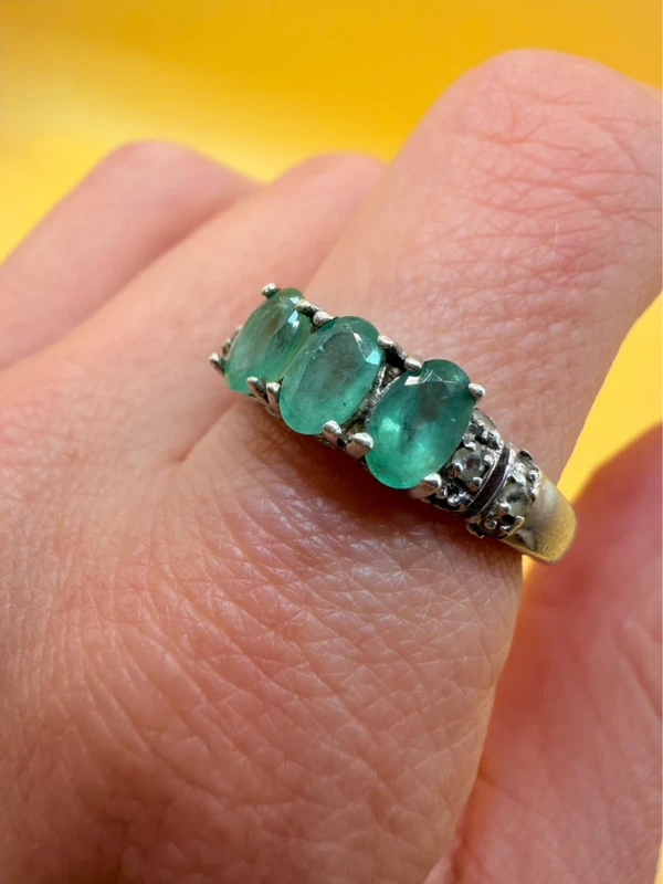 Luxury vintage sterling silver ring with emeralds and topazes. Size R~43