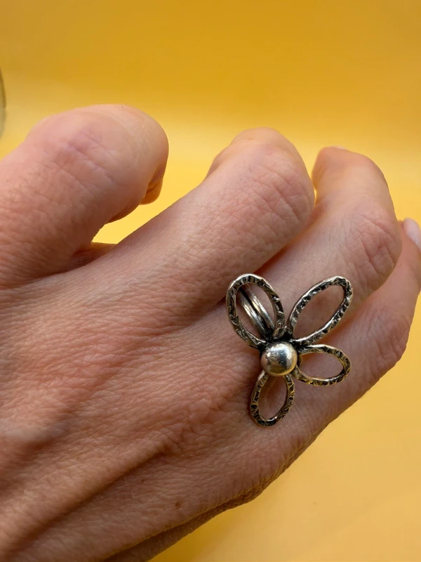 Vintage sterling silver 925 ring, floral petals design, size O.