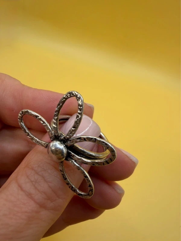 Vintage sterling silver 925 ring, floral petals design, size O.