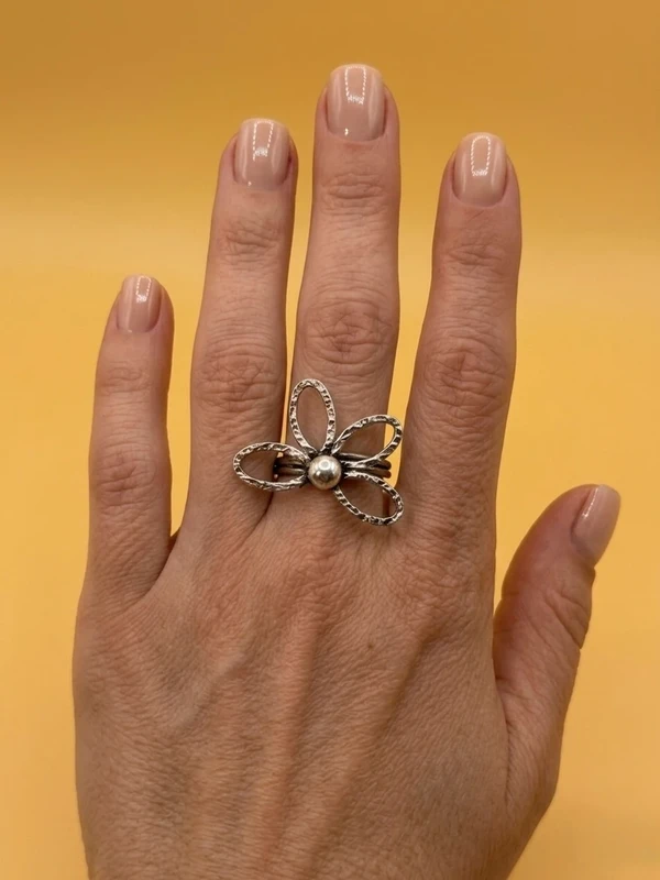 Vintage sterling silver 925 ring, floral petals design, size O.