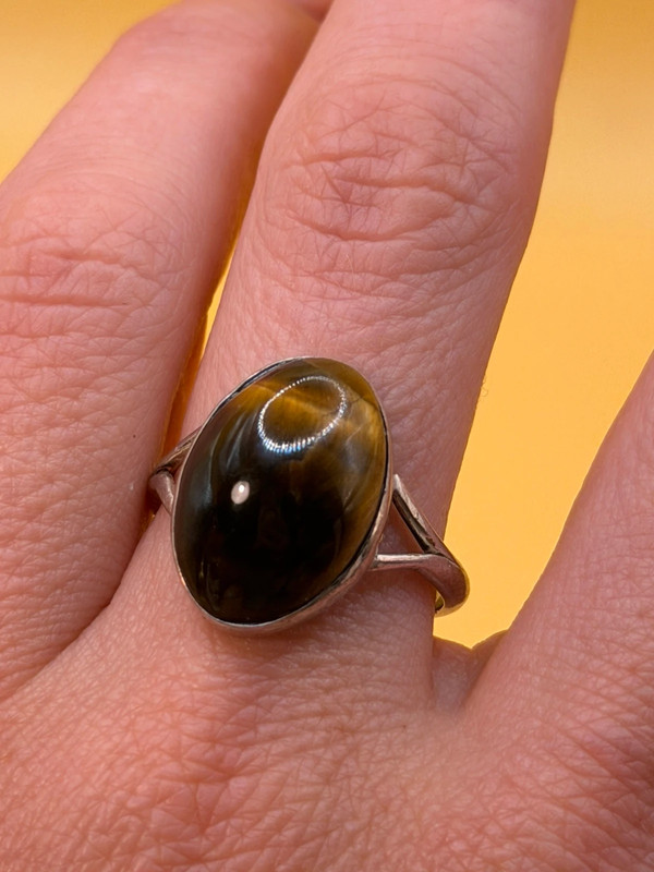 Sterling silver (925) ring with tiger’s eye, UK size Q.~4