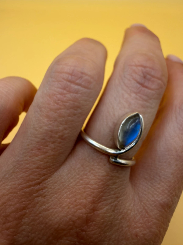 Vintage ring with a natural moonstone, sterling silver 925. Size M~20