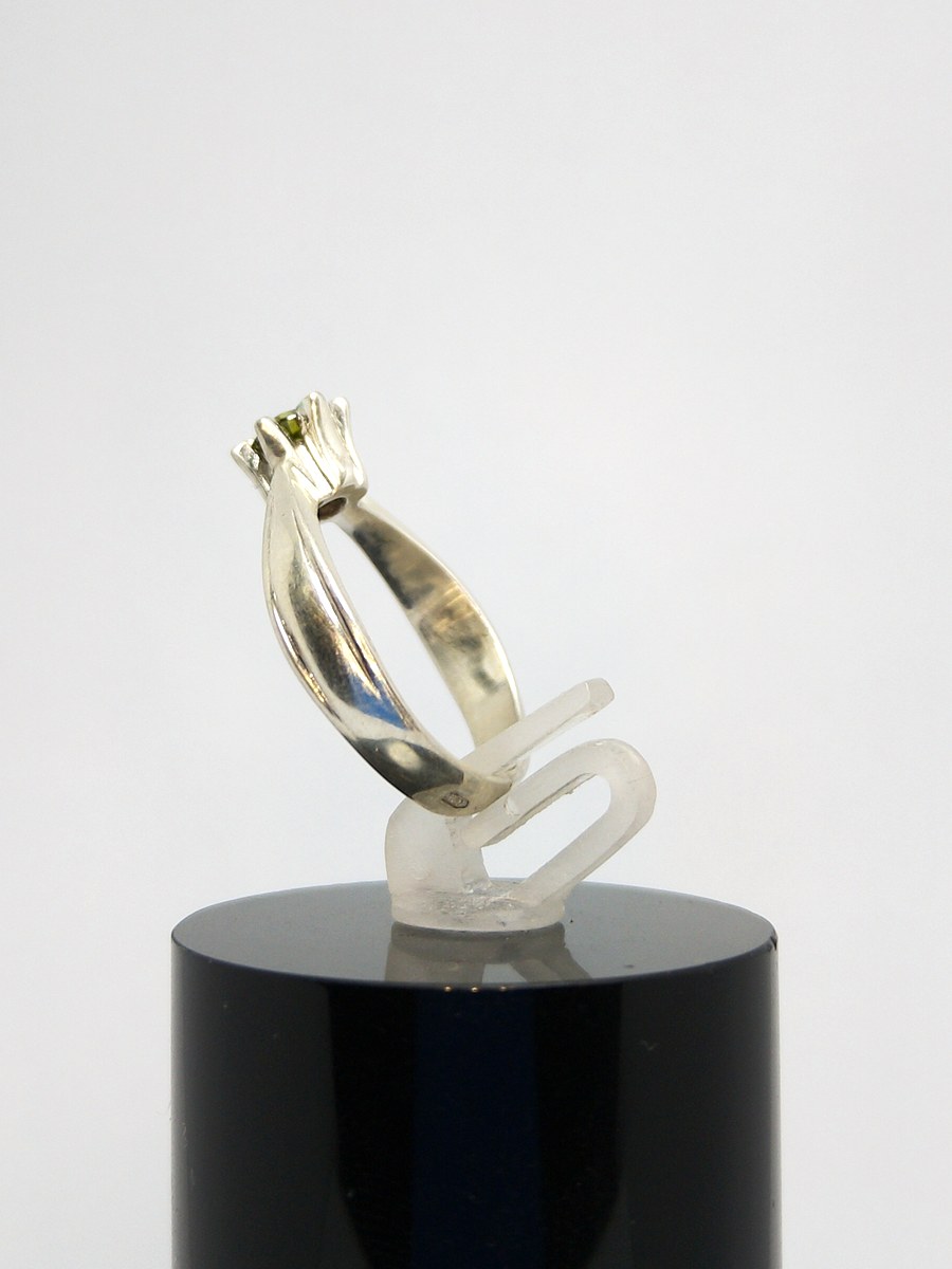 A silver ring with a natural peridot, size N — 360° view
